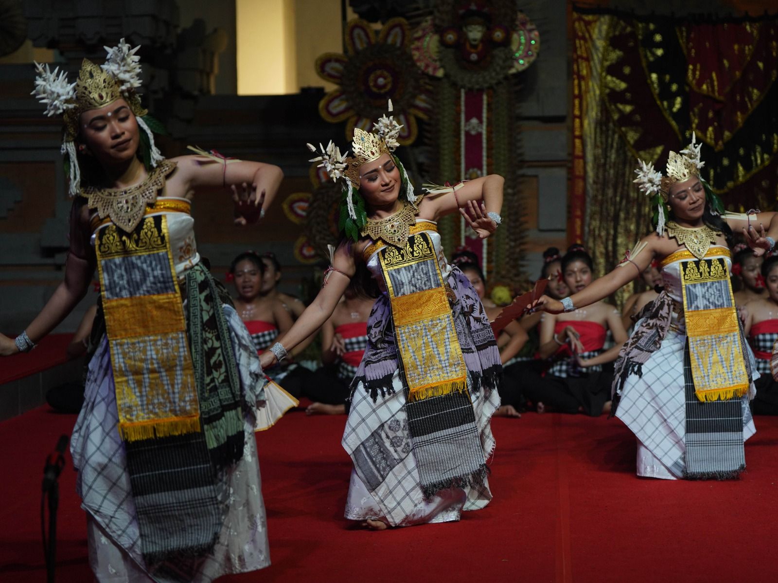 podiumnews.com-Remaja Badung Padukan Cak dan Tari Dedari